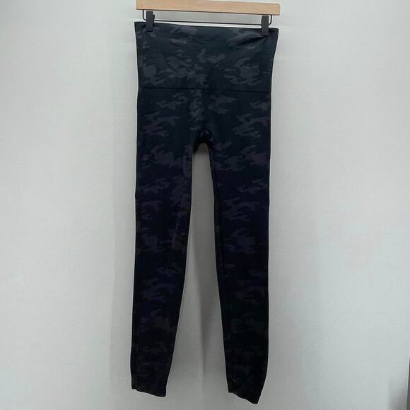 Spanx Look At Me Now Seamless Leggings in Black Camo - Picture 2 of 6